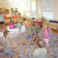 2. odd. první rozlučka s jesličkami, s dortíkem a hudbou