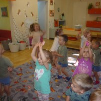 2. odd. první rozlučka s jesličkami, s dortíkem a hudbou