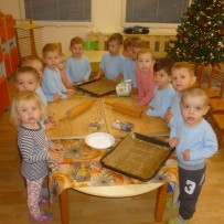 2. oddělení  - pečení vánočního cukroví