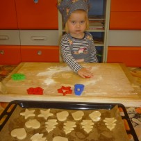 2. oddělení  - pečení vánočního cukroví