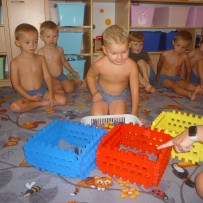2. odd. Učíme se barvy a navlékáme tvary.