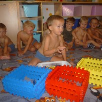 2. odd. Učíme se barvy a navlékáme tvary.