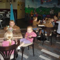 2. odd .    Rozloučení s jesličkami v cukrárně.