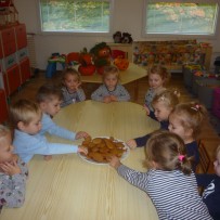 2. oddělení  -pečeme perníčky na karneval