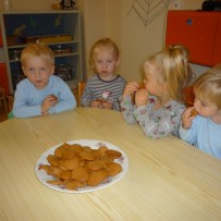 2. oddělení  -pečeme perníčky na karneval