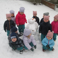 2. oddělení Užíváme si sněhu na zahradě