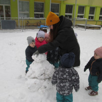2. oddělení Užíváme si sněhu na zahradě