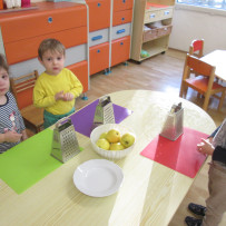 2. oddělení  Strouháme jablíčka