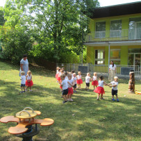 2.odd. Vystoupení pro rodiče na zahradě