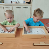 3. oddělení -  naše výtvarka - kreslení do písku