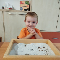 3. oddělení -  naše výtvarka - kreslení do písku