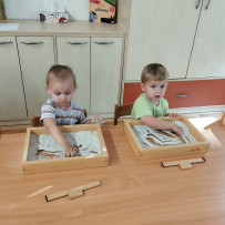 3. oddělení -  naše výtvarka - kreslení do písku