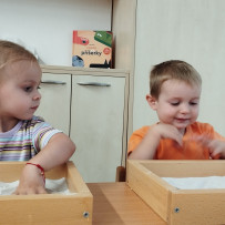 3. oddělení -  naše výtvarka - kreslení do písku