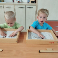 3. oddělení -  naše výtvarka - kreslení do písku