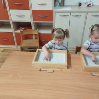 3. oddělení -  naše výtvarka - kreslení do písku