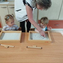 3. oddělení -  naše výtvarka - kreslení do písku