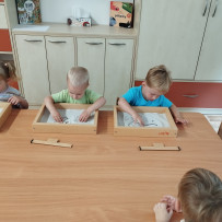 3. oddělení -  naše výtvarka - kreslení do písku