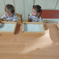 3. oddělení -  naše výtvarka - kreslení do písku