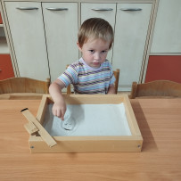 3. oddělení -  naše výtvarka - kreslení do písku