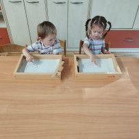 3. oddělení -  naše výtvarka - kreslení do písku