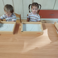 3. oddělení -  naše výtvarka - kreslení do písku