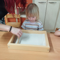 3. oddělení -  naše výtvarka - kreslení do písku