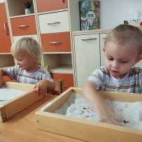 3. oddělení -  naše výtvarka - kreslení do písku