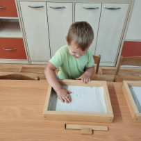 3. oddělení -  naše výtvarka - kreslení do písku