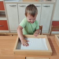 3. oddělení -  naše výtvarka - kreslení do písku