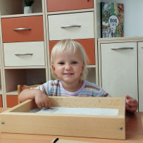 3. oddělení -  naše výtvarka - kreslení do písku