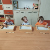 3. oddělení -  naše výtvarka - kreslení do písku