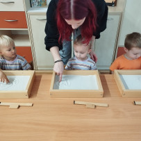 3. oddělení -  naše výtvarka - kreslení do písku