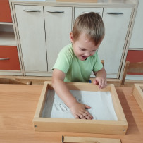 3. oddělení -  naše výtvarka - kreslení do písku