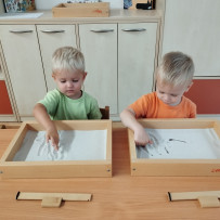 3. oddělení -  naše výtvarka - kreslení do písku