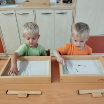 3. oddělení -  naše výtvarka - kreslení do písku