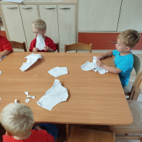 3. oddělení - pracovní výchova - trhání papíru