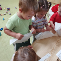 3. oddělení - pracovní výchova - trhání papíru