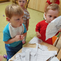3. oddělení - pracovní výchova - trhání papíru