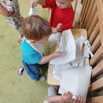 3. oddělení - pracovní výchova - trhání papíru