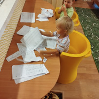 3. oddělení - pracovní výchova - trhání papíru