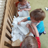 3. oddělení - pracovní výchova - trhání papíru