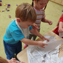 3. oddělení - pracovní výchova - trhání papíru