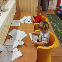 3. oddělení - pracovní výchova - trhání papíru