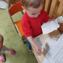 3. oddělení - pracovní výchova - trhání papíru