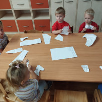 3. oddělení - pracovní výchova - trhání papíru