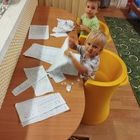 3. oddělení - pracovní výchova - trhání papíru