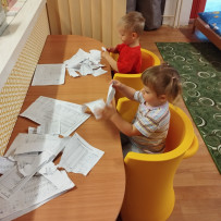 3. oddělení - pracovní výchova - trhání papíru