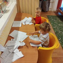 3. oddělení - pracovní výchova - trhání papíru