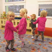 2. odd. Hrajeme,zpíváme,tančíme.