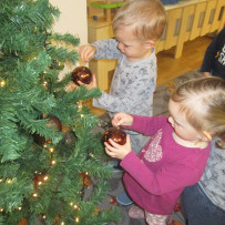 2. odd. Ozdobili jsme si vánoční stromeček